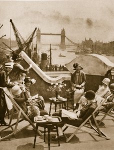 都市女性のためのラングボーンクラブの屋上庭園、フィッシュモンガーホールストリート、ロンドン1925（セピア写真） 作： English Photographer